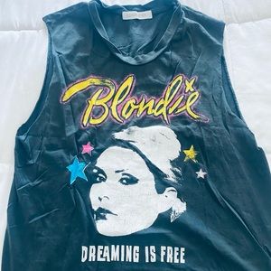 Blonde sleeveless T.